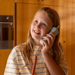 De draadloze telefoon Waffle Home voor kinderen staat alleen oproepen toe van aangewezen veilige contactpersonen.