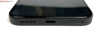 Onderkant: luidspreker, USB-C 2.0, microfoon, dubbele SIM