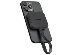 De MagSafe-compatibele NX-P4MG kost ongeveer $188 in Japan. Afgebeeld: de draagbare SSD bevestigd aan een iPhone. (Afbeeldingsbron: Nextorage)