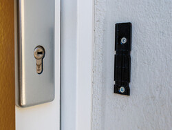 De montageplaat kan worden vastgelijmd of vastgeschroefd.