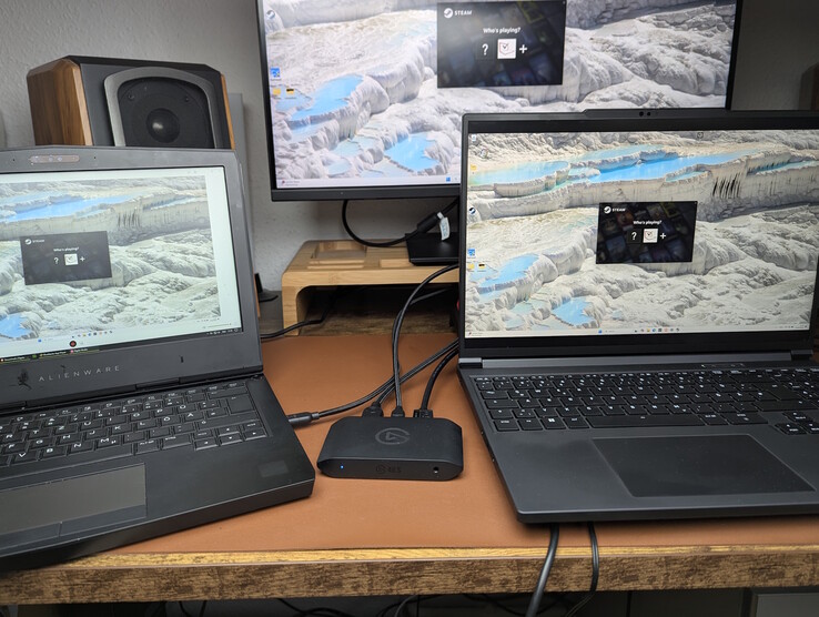 Links: Capture PC (Elgato Studio); rechts: Gaming PC; boven: externe monitor