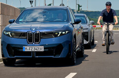 BMW Neue Klasse: Actieve bescherming voor fietsers. Het elektronische deurslot voorkomt dat inzittenden de deur openen wanneer er een fietser nadert.