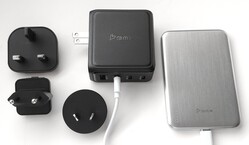 BMX GaNSTA 140W lader met wereldwijde AC-stekkeradapters naast de BMX SolidSafe Air powerbank.