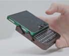 Galaxy Z Flip 5 met een aangepaste behuizing en BlackBerry-toetsenbord in een hand