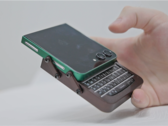 Galaxy Z Flip 5 met een aangepaste behuizing en BlackBerry-toetsenbord in een hand