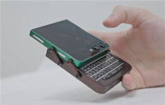 Galaxy Z Flip 5 met een aangepaste behuizing en BlackBerry-toetsenbord in een hand