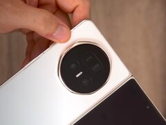 Sommige YouTubers zijn de Honor Magic V5 al aan het testen. Vergelijkingen met de Magic V3 en Oppo Find N5 zijn ook opgenomen. (Afbeeldingsbron: Tech Tablets)