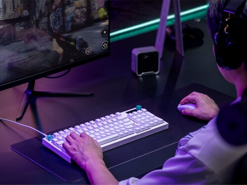 Het Logitech G316 X-gamingtoetsenbord, afgebeeld in het wit