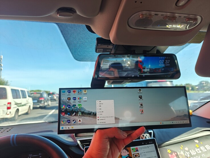 De ultrawide DIY handheld in vergelijking met een achteruitkijkspiegel. (Afbeeldingsbron: PureDIY via BiliBili)