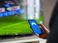 Een hand houdt een smartphone vast waarop de VPN-app is geopend