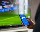 Een hand houdt een smartphone vast waarop de VPN-app is geopend