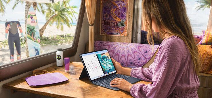 De Lenovo Yoga Tab Gen 2 afgebeeld in een lifestyle-omgeving