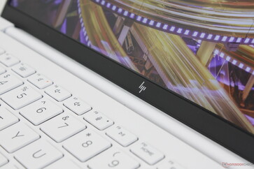 De scharnieren zijn niet erg sterk, maar het deksel is zo licht dat wankelen geen probleem is