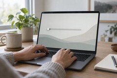 Handen op het toetsenbord van een laptop, een schuifbalk helemaal links op het scherm