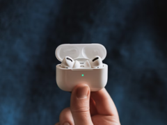 SPR AVS (Spatial Relay Audio-Visual Sync) wordt voor het eerst geïmplementeerd door Apple in iPhone 17, AirPods Pro 3 en Vision Pro. Afgebeeld - de AirPods Pro. (Afbeeldingsbron: Omid armin op Unsplash)