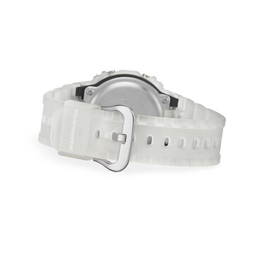 Achterkant van de doorschijnende kunststof band en gesp van de G-Shock DW-5600TNT-7.