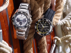 De Citizen Eco-Drive CA4730-59A en CA4730-08E, van links naar rechts afgebeeld. (Afbeeldingsbron: Citizen)