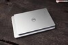 Dell Inspiron 13 5310 (2021) bovenop een 14-inch laptop