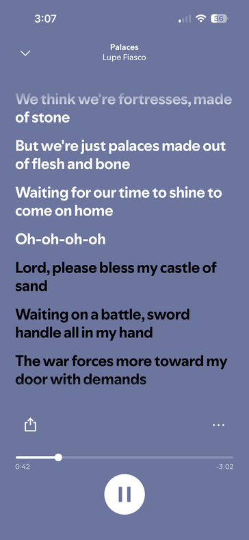 ...vs. de songteksttab in Spotify.