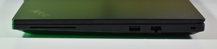 rechts: Smartcardlezer, USB-A 3.2 Gen 1, RJ45-Ethernet, Kensington Lock-sleuf