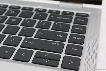 De smalle pijltoetsen omhoog/omlaag zijn krap en ongemakkelijker te gebruiken dan de rest van het toetsenbord