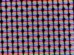 Het LC-beeldscherm gebruikt een klassieke RGB-subpixelmatrix die bestaat uit een rode, een blauwe en een groene lichtemitterende diode.