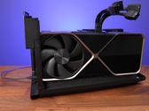 De RTX 4090 FE past nauwelijks in een Razer Core X Chroma externe GPU-behuizing. (Afbeelding Bron: Jarrod's Tech)