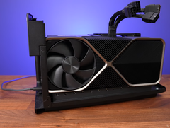 De RTX 4090 FE past nauwelijks in een Razer Core X Chroma externe GPU-behuizing. (Afbeelding Bron: Jarrod&#039;s Tech)