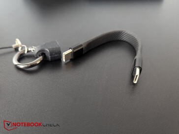 ...een zeer snelle, korte USB-C kabel voor gegevens en stroom (tot 240 W)