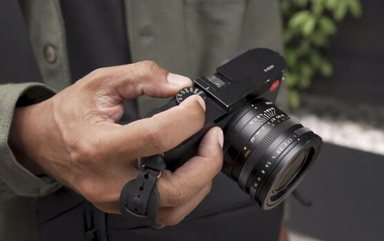 De Peak Design Micro Clutch is een camera-accessoire dat is ontworpen om ergonomische problemen te verlichten die vaak voorkomen bij kleine camerabody's. (Afbeelding bron: Peak Design)