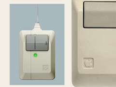 Spigen's nieuwe AirPods Pro 3 accessoire naast Apple's originele Macintosh muis.