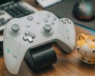 Witte Xbox-controller rustend op een houten bureau naast een klein kattenbeeldje (Beeldbron: FOX ^.ᆽ.^= ∫ via Pexels)