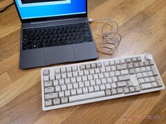 JamesDonkey RS2 is een modern draadloos mechanisch toetsenbord met een retro 90s look