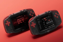 De Konkr Pocket Advance Developers’ Special Edition heeft rode knoppen en een doorschijnende behuizing.