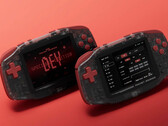 De Konkr Pocket Advance Developers’ Special Edition heeft rode knoppen en een doorschijnende behuizing.