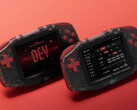 De Konkr Pocket Advance Developers’ Special Edition heeft rode knoppen en een doorschijnende behuizing.