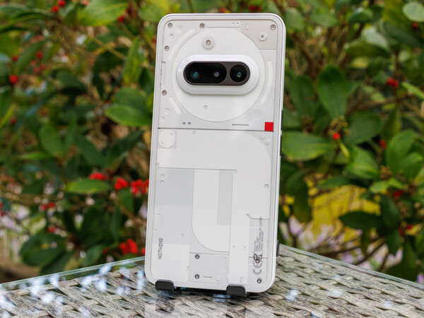 De Nothing Phone (3a) Lite zal net als de Nothing Phone 3a (afgebeeld) verkrijgbaar zijn in zwart en wit. (Afbeeldingsbron: Notebookcheck)