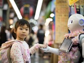 Princeton waarschuwt voor contextmanipulatie-aanvallen op Web3 AI-agenten. Afgebeeld: Een meisje dat de hand van een robot vasthoudt (Afbeeldingsbron: Andy Kelly, Unsplash)