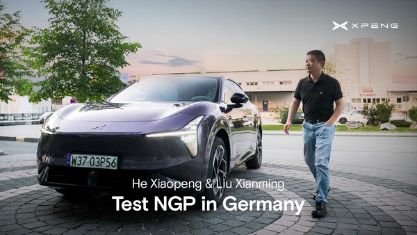 He Xiaopeng, CEO en voorzitter van Xpeng, en Liu Xianming, hoofd van het Xpeng General Intelligence Center (GIC), testen de NGP in het Duitse verkeer.