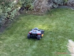 Luba 2 mini AWD 1000 aan het werk, in de schemering met zijn lampen aan.