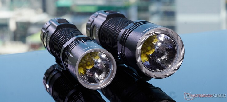 Nitecore's EDC33 (links) en EDC35 (rechts). (foto: Andreas Sebayang/Notebookcheck.com)
