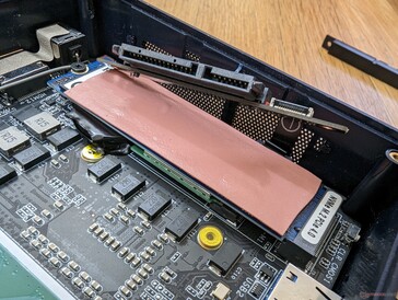 Primaire M.2 2280 PCIe4 x4 NVMe-sleuf + secundaire 2,5-inch SATA III-sleuf bovenop. Verwijderbare WLAN module zit onder de M.2 SSD