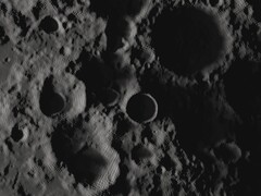 De Shackleton-krater op de zuidpool van de Maan (Afbeeldingsbron: NASA; bijgesneden)