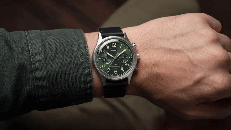 De horloges worden geleverd met 20 mm brede leren bandjes met snelkoppelingspinnen en zijn waterdicht tot 50 meter.
