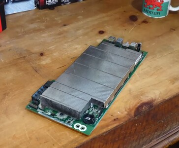 AMD BC250-bord met een groot passief koellichaam (Afbeelding bron: Budget-Builds Official via YouTube)