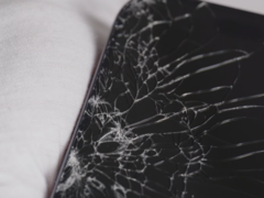 Het display van de iPhone 17 Pro (foto) verbrijzelde bij de eerste valpoging, maar bleef daarna normaal functioneren. (Afbeeldingsbron: Allstate Protection Plans/YouTube)