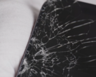 Het display van de iPhone 17 Pro (foto) verbrijzelde bij de eerste valpoging, maar bleef daarna normaal functioneren. (Afbeeldingsbron: Allstate Protection Plans/YouTube)