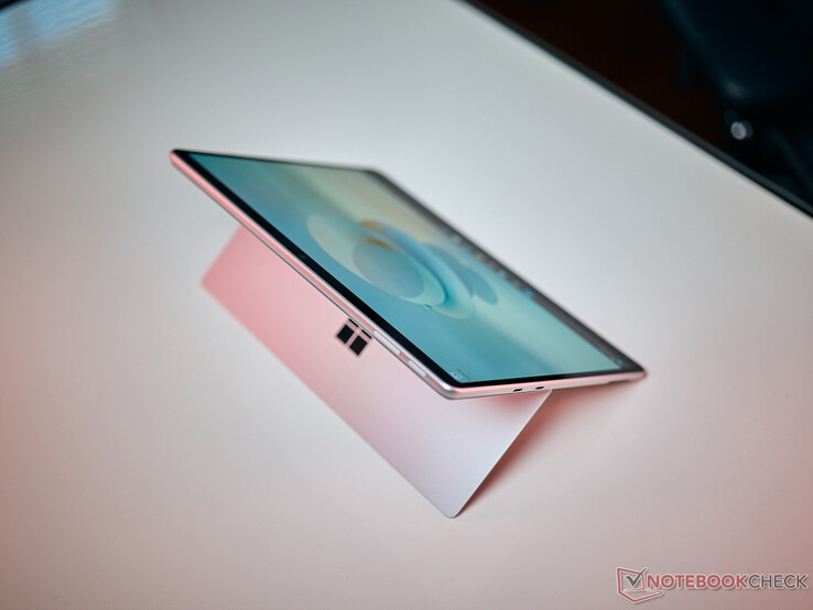 Het is mogelijk dat Microsoft de hier afgebeelde ARM-aangedreven Surface Pro pas in september vervangt.
