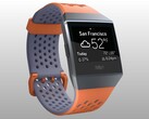 De Fitbit Ionic in koraalblauw en vurig oranje (Afbeelding bron: Fitbit)