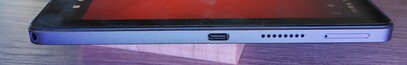 Rechts: USB-C poort, luidspreker, microSD/SIM-sleuf
